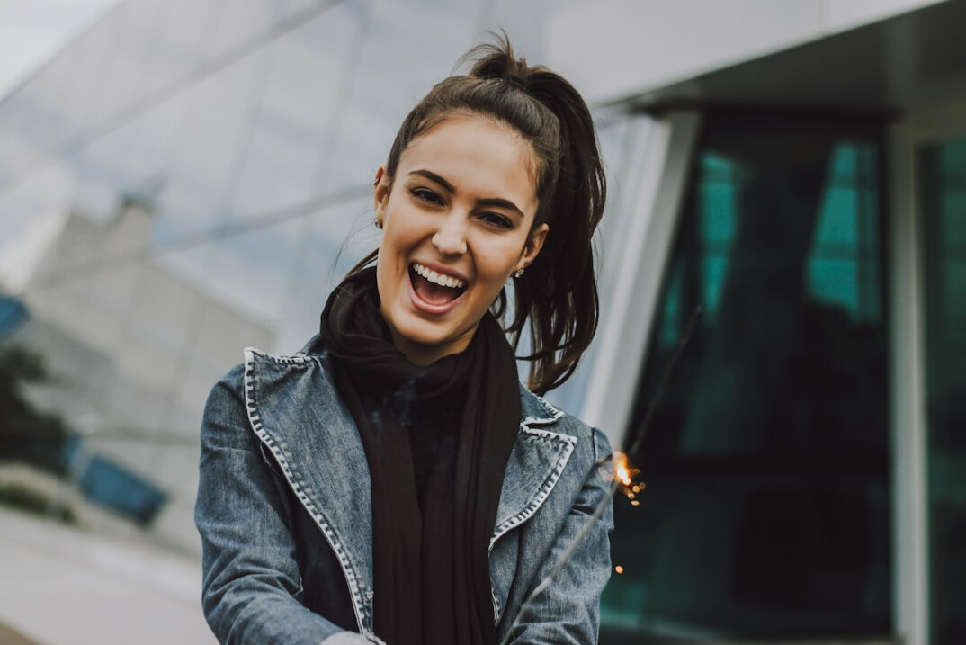 woman using confident body language